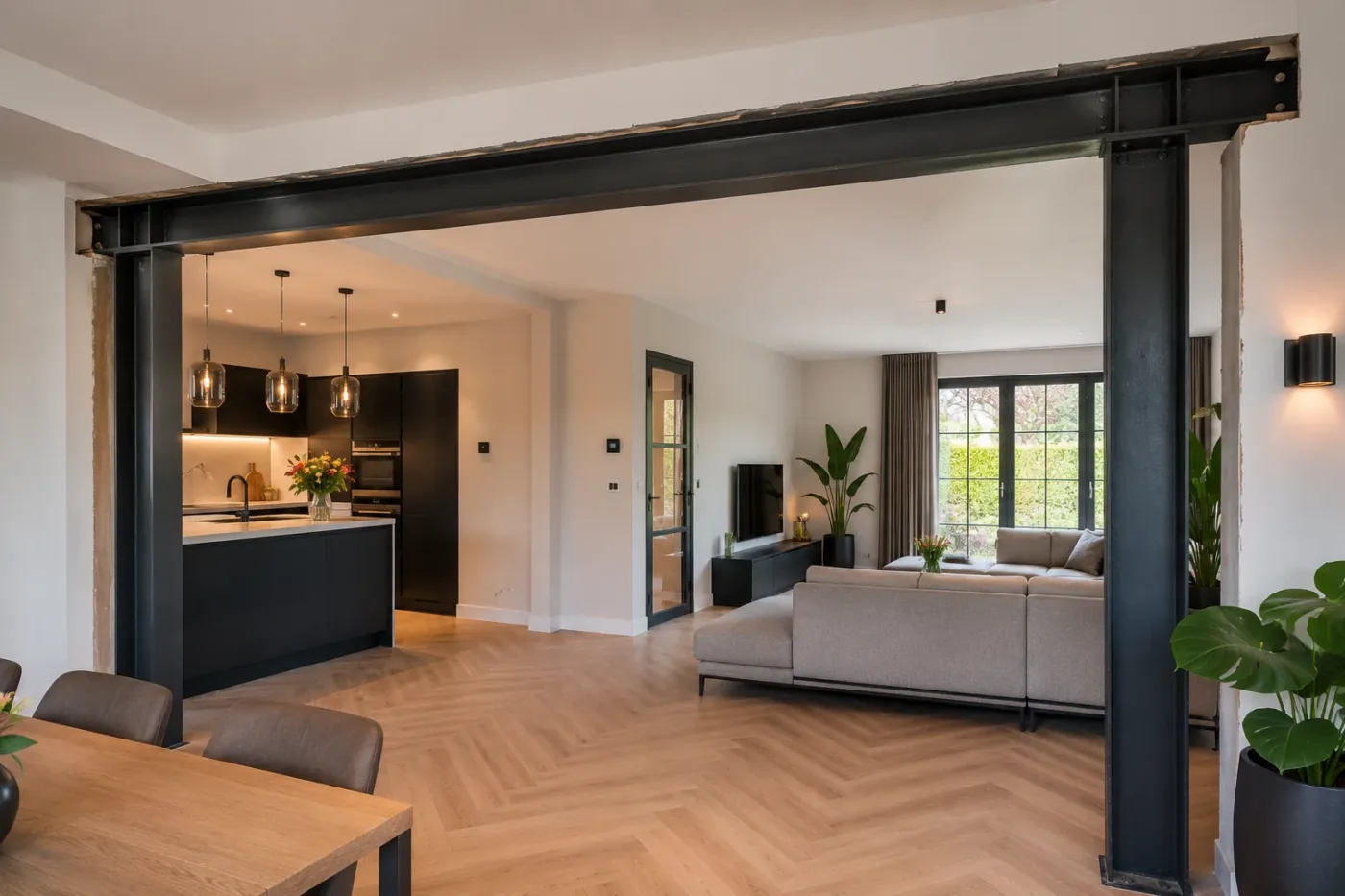 Stalen constructie met zichtbare ligger tussen keuken en woonkamer