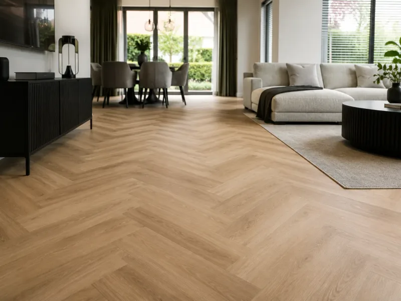 Visgraat houten vloer in een lichte woonkamer met eethoek